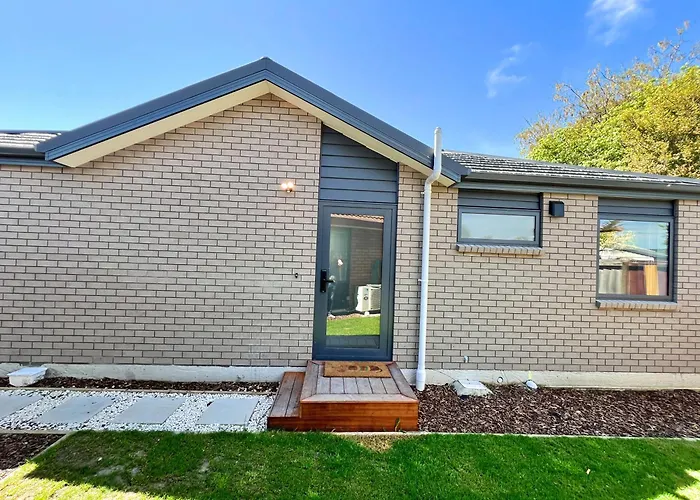 Modern Home With 2 Ensuites Only 17 Minutes To City And Chc Airport